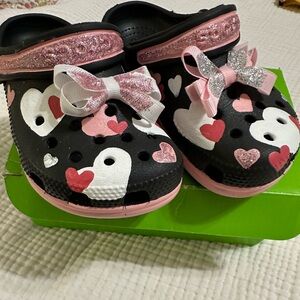 NEW ⭐️⭐️ CROCS Toddler girls Black and Pink Sandals with hearts and bows 9C